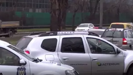 O maşină a Poliţiei Locale s-a tamponat cu o altă maşină - FOTO VIDEO