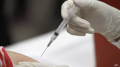 Șase cadre medicale au avut reacții adverse după vaccinarea împotriva COVID-19