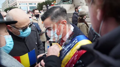 Ce a pățit bărbatul care l-a agresat pe primarul Mihai Chirica Filmul care a dus la incidentul din Piața Unirii - VIDEO INCENDIAR