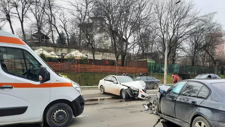 Accident rutier grav în Iași. Două autoturisme s-au ciocnit iar două persoane sunt rănite - EXCLUSIV FOTO LIVE VIDEO UPDATE
