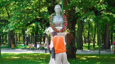 Depuneri de jerbe la bustul poetului Mihai Eminescu la Iaşi