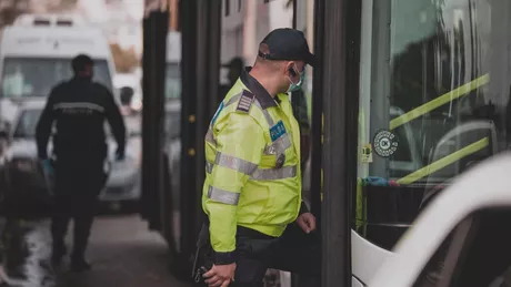 Ieșenii nu respectă obligația de a purta masca de protecție Peste 1.400 de persoane verificate de oamenii legii în câteva ore Un tânăr de 24 de ani amendat într-o stație de autobuz