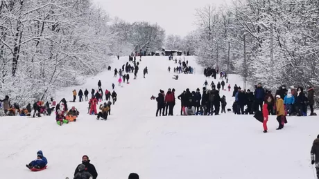 Zeci de persoane se află pe pârtia de schi din Iași Poliţiştii monitorizează întreaga zonă - GALERIE FOTO VIDEO