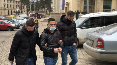 Așa arată un șmecher de Iași A lovit un rival iar mai apoi a stat de pază cu un topor și un cuțit în fața blocului la intimidare. Totul s-a întâmplat în centrul Iașului EXCLUSIV