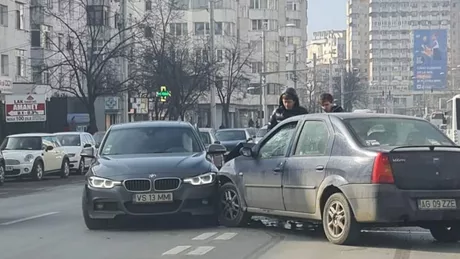 O tamponare intre un BMW şi un Logan a îngreunat traficul în zona Păcurari din Iași EXCLUSIV FOTO