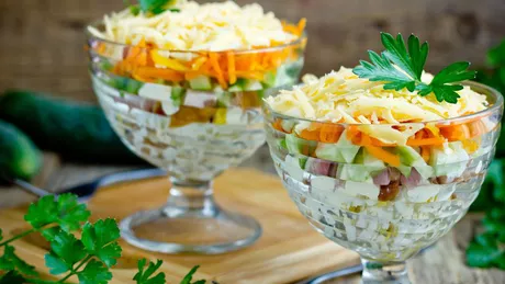 Salată de pui cu sos de iaurt - Sățioasă și foarte aspectuoasă