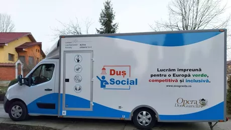 Oficiali catolici din Iași au lansat campania Duș social pentru persoanele fără adăpost Este pus la dispoziție un vehicul care are o cabină pentru baie GALERIE FOTO