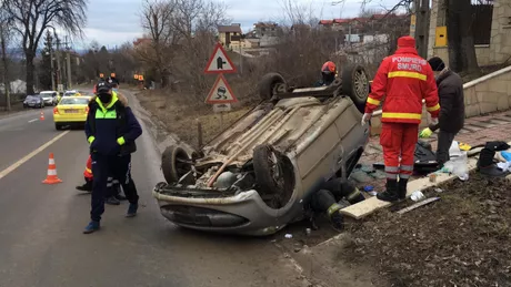 Accident rutier în Bucium. Un autoturism s-a răsturnat după o manevră greşită - Exclusiv - FOTO VIDEO