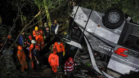 Accident rutier mortal în Indonezia 27 de decedați după ce un autocar cu 66 de elevi şi părinţi s-a răsturnat într-o râpă