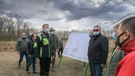 Cât costă cizmele lui Klaus Iohannis purtate la acțiunea de plantat copaci de la Dăbuleni. Nu foarte mulţi români și le permit