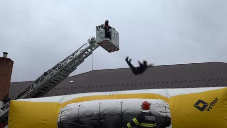 Exerciții demonstrative la ISUJ Iași. Salteaua pneumatică și autospeciala de salvare de la înălțime scoase la o prezentare tehnică de intervenție - FOTO VIDEO