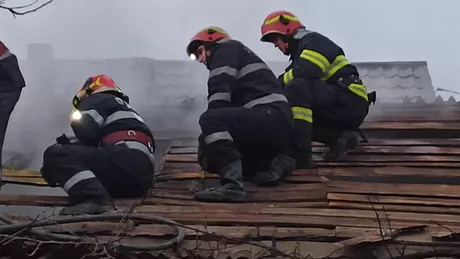 Incendiu devastator lângă municipiul Pașcani. Un adăpost de animale a fost cuprins de flăcări. Pompierii ISU s-au luptat ore în șir cu focul