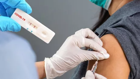 Cum apare infecția cu coronavirus la persoanele vaccinate cu prima doză de vaccin anti-COVID-19 Medicii infecționiști ieșeni au întâlnit doar forme ușoare ale infecției cu SARS-CoV-2. După rapel ieșenii sunt protejați complet