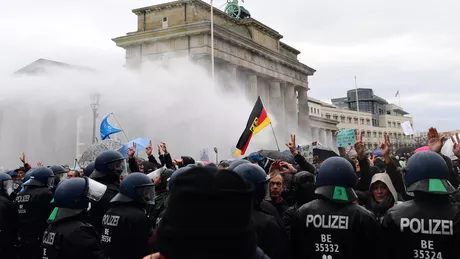 Mii de persoane au protestat în Germania împotriva restricţiilor anti-COVID