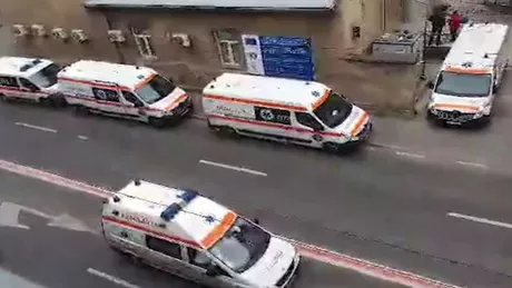 Coadă de Ambulanțe pline cu pacienţi COVID-19 în fața spitalului din Timișoara Care este explicaţia - FOTO VIDEO