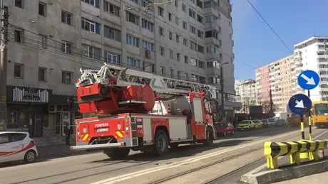 Incendiu în Dacia. Pompierii intervin de urgenţă pentru a salva o persoană blocată într-un apartament - EXCLUSIV FOTO LIVE VIDEO UPDATE