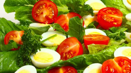 Rețetă de salată cu ouă și roșii și brânză - Mic dejun energizant