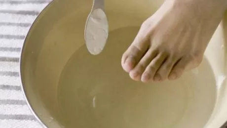 6 retete de bai de picioare cu bicarbonat de sodiu