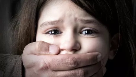 Un cuplu din Maramureș și-a abuzat sexual fata în vârstă de 6 ani dar și cele 3 fete ale prietenilor lor de familie