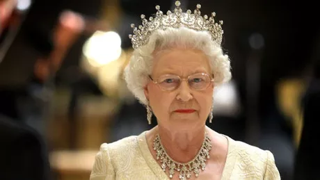 Cum se comportă Regina Elisabeta când crede că nu o vede nimeni. Angajații au dat-o de gol