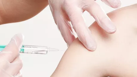 Un nou tip de vaccin testat de Pfizer. Acesta administrat împreună cu cea de-a treia doză anti-Covid-19