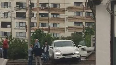 Șoferul autoturismului Porsche din Iași a vrut să o ia pe scurtătură dar a avut parte de o surpriză - FOTO