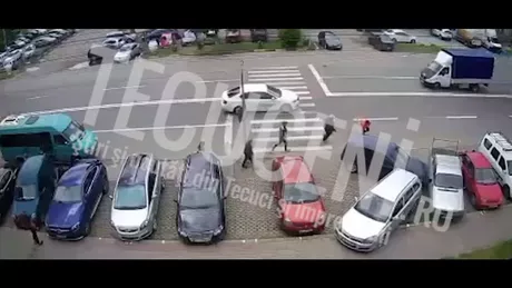 Accident rutier grav în Tecuci Imagini incredibile cu două persoane care au fost spulberate de pe trecerea de pietoni de un teribilist - VIDEO
