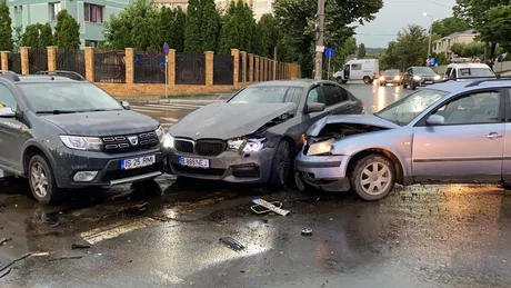 Accident rutier în cartierul Bucium Trei autoturisme s-au făcut praf - EXCLUSIV FOTO VIDEO