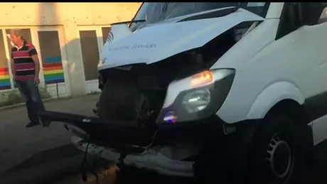 Accident rutier în zona Bucium din Iași A fost implicat un microbuz Traficul este greoi - EXCLUSIV FOTO VIDEO