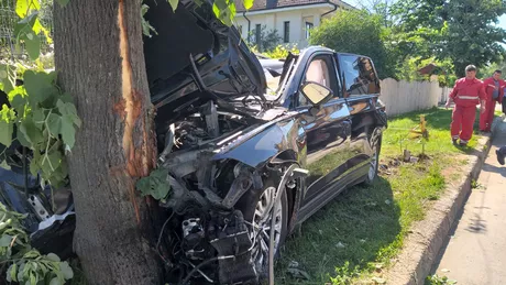 Accident în zona Bucium din Iași A intrat cu mașina într-un stâlp - FOTO UPDATE