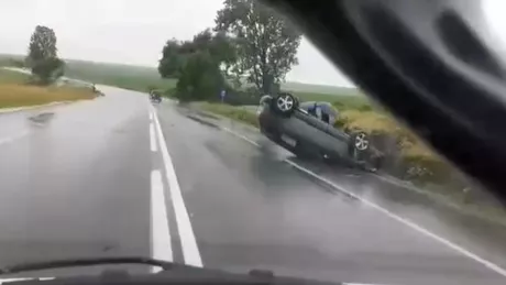 Accident rutier în zona Trei Iazuri din Iași O mașină s-a răsturnat - FOTO VIDEO EXCLUSIV