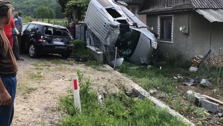 Accident rutier în Bistrița-Năsăud. O familie s-a trezit cu o mașină răsturnată în fața casei