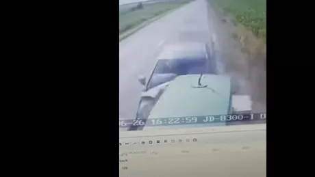 Momentul impactului dintre un tractor şi o maşină care circulă cu 160 kmh pe contrasens în Vrancea - VIDEO