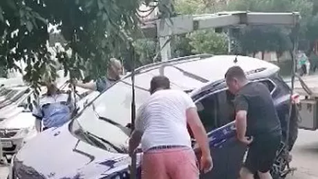 Maşina unei şoferiţe din Craiova a căzut într-o groapă imensă. Locul de parcare s-a surpat - FOTO