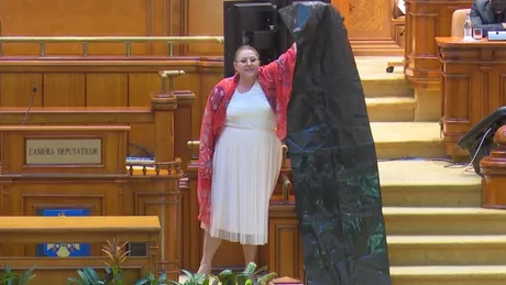Diana Șoșoacă a adus un sac negru în Parlament la dezbaterea moțiunii de cenzură - FOTO