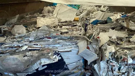 România continuă să fie groapa de gunoi a Europei. Peste 100 de tone de haine uzate carton şi plastic oprite la graniţă - FOTO