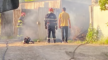 Incendiu în cartierul Alexandru cel Bun din Iași Două garaje au fost cuprinse de flăcări - EXCLUSIV FOTO VIDEO