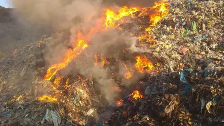 Incendiu de proporții la o groapă de gunoi din municipiul Sighișoara. Populația a fost avertizată prin aplicația RO-ALERT