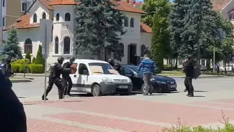 Poliţiştii au prevenit o tragedie Mascații au intervenit în forță într-o mașină în care se afla un bărbat cu o butelie de gaz