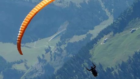 Un băiat în vârstă de 16 ani putea să-și piardă viața după ce parașuta nu s-a deschis în totalitate