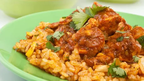Rețetă de pui cu orez curry. Cu ce îi dai gust bun ca în India