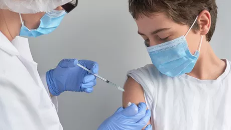 De ce este importantă vaccinarea copiilor Ioana Mihăilă Aşa le putem permite acestora să intre în contact mai uşor cu persoanele adulte care sunt nevaccinate