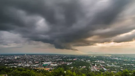 Cod roșu de ploi și vijelii în mai multe județe