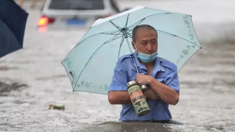 Inundaţiile fac ravagii în China Sute de mii de persoane au fost evacuate și alte 12 au murit