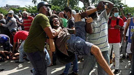 Zeci de oameni au fost arestaţi în Cuba alte mii au ieşit la cele mai mari proteste din istorie