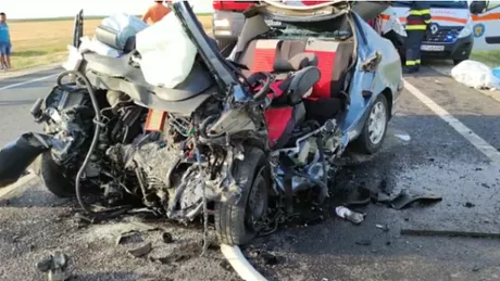 Incă un accident rutier grav în România Trei persoane au murit după ce un autoturism a intrat într-un TIR - FOTO VIDEO