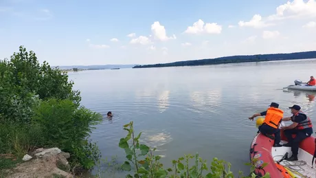 Accident grav la Dunăre O barcă în care erau 9 persoane s-a răsturnat. Un tânăr de 21 de ani s-ar fi înecat