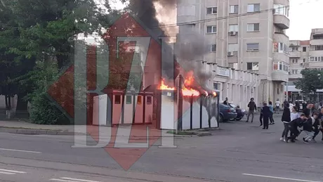 Un tomberon de gunoi a luat foc pe o stradă din municipiul Iași. Pompierii intervin în forță