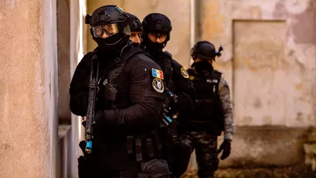 Patru interlopi din clanul Duduianu din București au fost arestaţi de mascați după ce au furat mașina unui bărbat și i-au cerut taxă de returnare