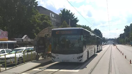 Atenţie călători O staţie de autobuz din Iași a fost mutată în contextul apariției unei benzi unice destinate transportului public în comun